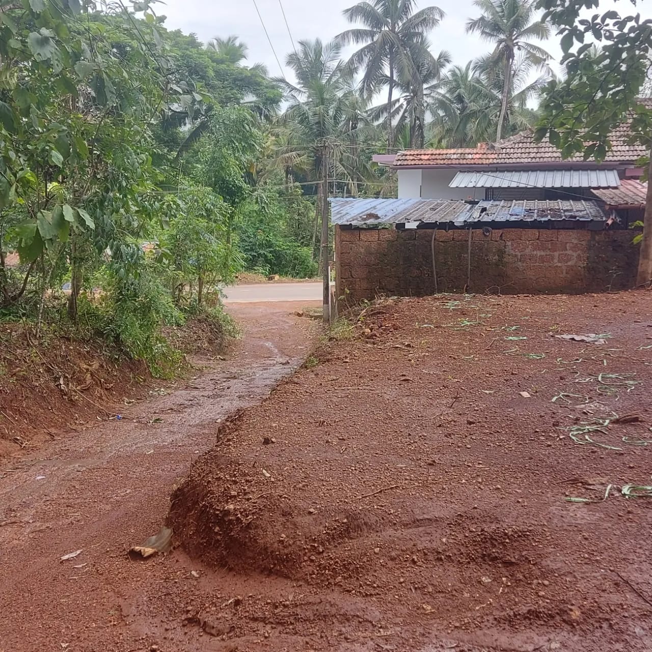 10 cent plot for sale in manantheri kuthuparamba
